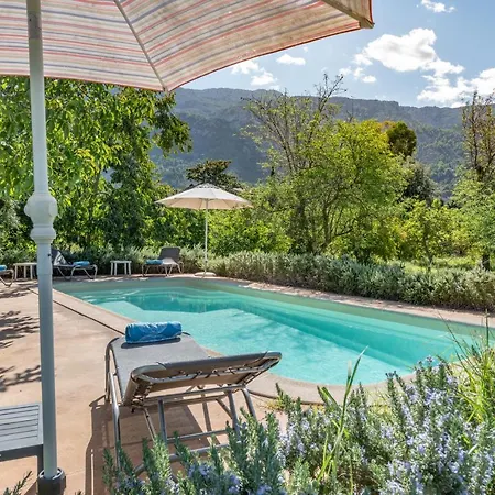 House Close To The Center, Large Flat Orchard And Pool.